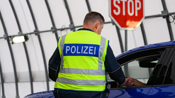 Bundespolizisten kontrollieren an der deutsch-tschechischen Grenze den Grenzverkehr.