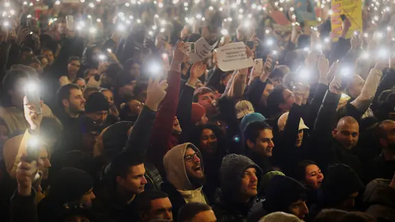 Menschen protestieren in Sofia gegen Sparmaßnahmen im Haushaltsentwurf für das nächste Jahr.