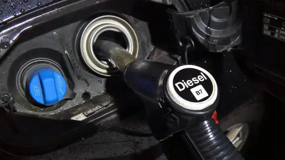 Tankstelle. Diesel B7-Kraftstoff tanken. Zapfhahn befüllt den PKW-Tank mit Sprit bzw Kraftstoff.