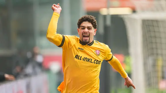 Jubel bei Dynamo Dresdens Ben Bobzien über sein 1:0 gegen Münster