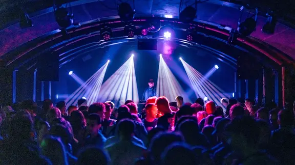 Menschen feiern in einem Nachtclub.