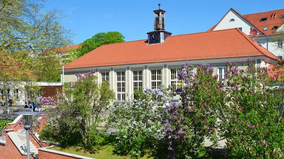 Gebäude einer Hochschule.