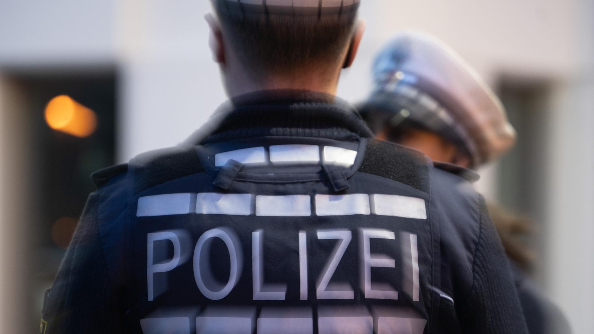 Eine Polizistin und ein Polizist stehen nebeneinander  | picture alliance/dpa | Marijan Murat