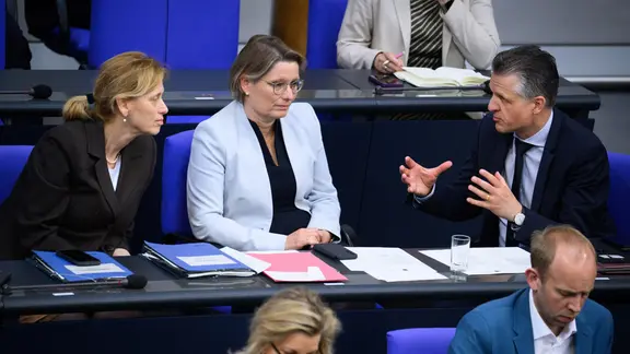 Karin Prien (l-r, CDU), Bundesministerin für Bildung, Familie, Senioren, Frauen und Jugend, Stefanie Hubig (SPD), Bundesministerin der Justiz und für Verbraucherschutz, und Thorsten Frei (CDU), Chef des Bundeskanzleramts und Bundesminister für besondere Aufgaben, unterhalten sich.