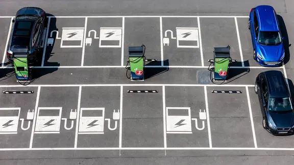 Mehrere Elekto-Ladestationen für PKWs auf einem Parkplatz