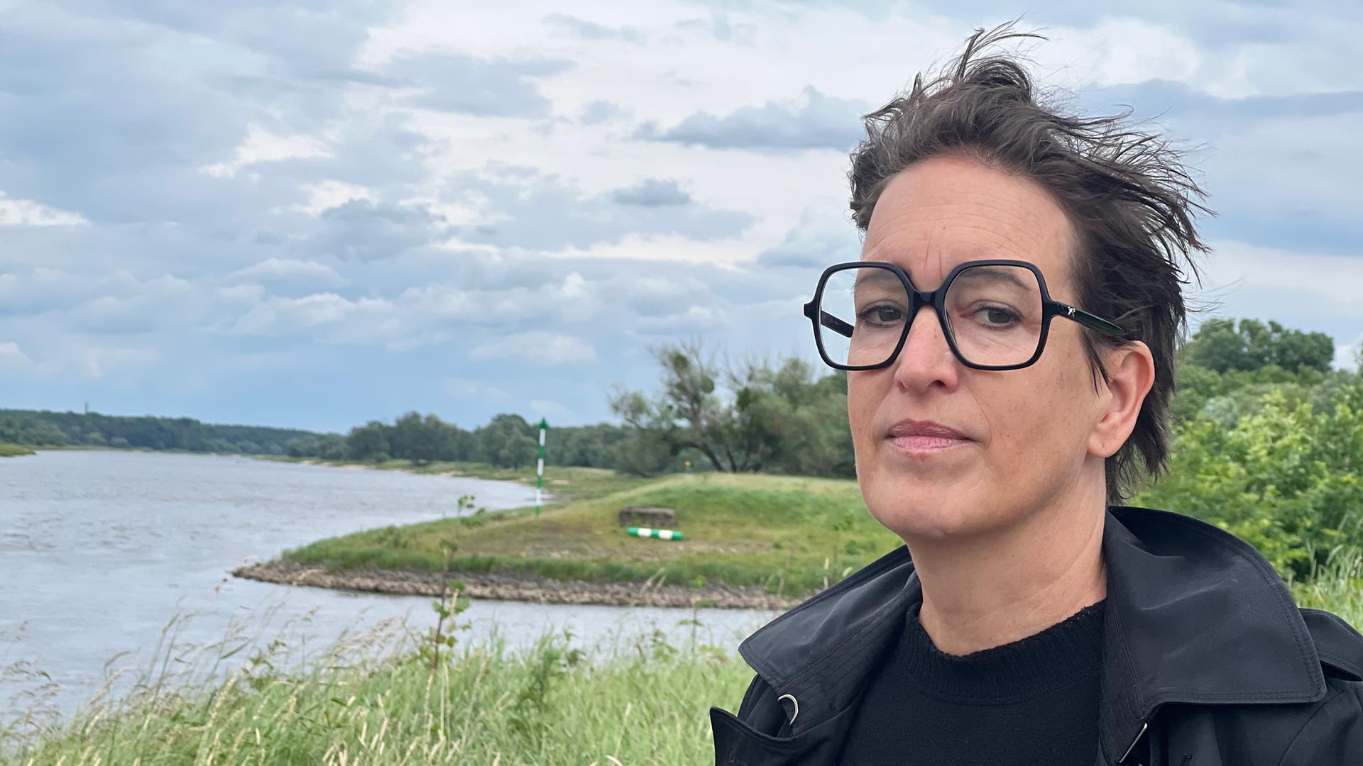 Portrait von Christine Koschmieder vor der Elblandschaft. | Ina Namislo