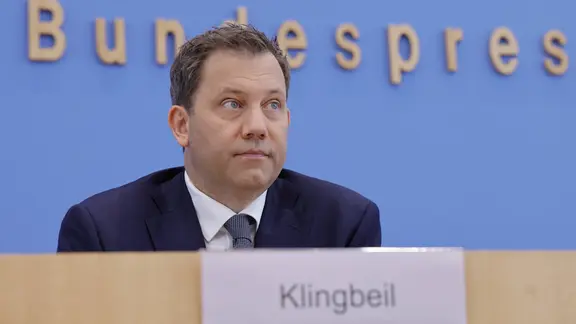 Bundesfinanzminister Lars Klingbeil bei der Bundespressekonferenz.