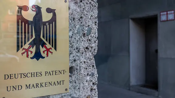 Logo Deutsches Patent- und Markenamt, München, am Eingang