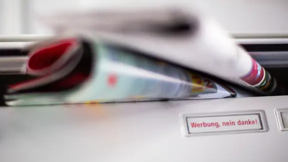 Symbolbild Werbung im Briefkasten