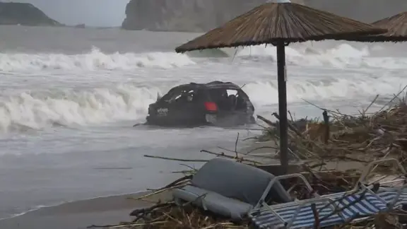 Ein Auto wurde bei einem Unwetter auf Rhodos ins Meer gespült.