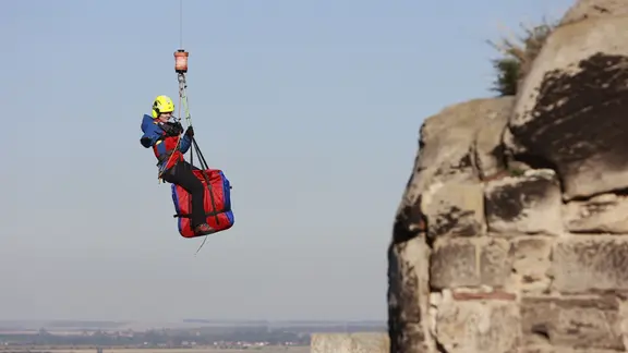 Einsatzkräfte der Bergwacht werden am Regenstein in Blankenburg mit einer Seilwinde herabgelassen