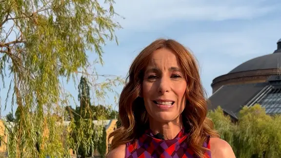 Michaela Koschak vor dem Löschteich