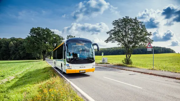 Linienbus des RBO Richtung Kamenz auf Landstraße unterwegs