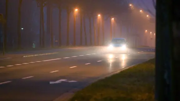 Auto fahren bei Nebel über eine Straß