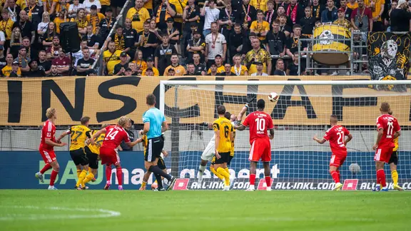 Tom Rothe (1. FC Union Berlin) erzielt das Tor zum 0:1 gegen Torwart Tim Schreiber.