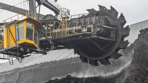 Brandenburg, Welzow: Ein Schaufelradbagger trägt Braunkohle im Braunkohletagebau Welzow-Süd der Lausitz Energie Bergbau AG (LEAG) ab.