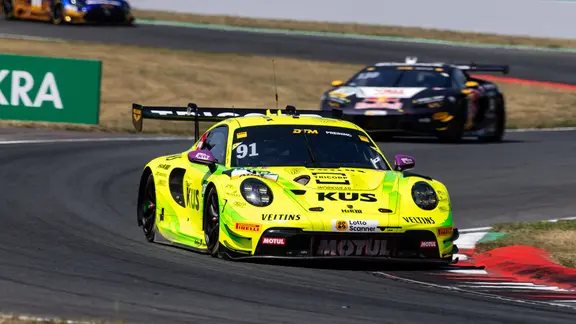 Thomas Preining führt den DTM-Lauf in Oschersleben vor Luca Engstler an