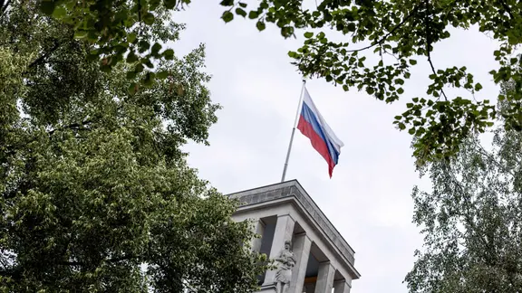 Die russische Fahne weht auf dem Gebäude der Botschaft der Russischen Föderation in Berlin.