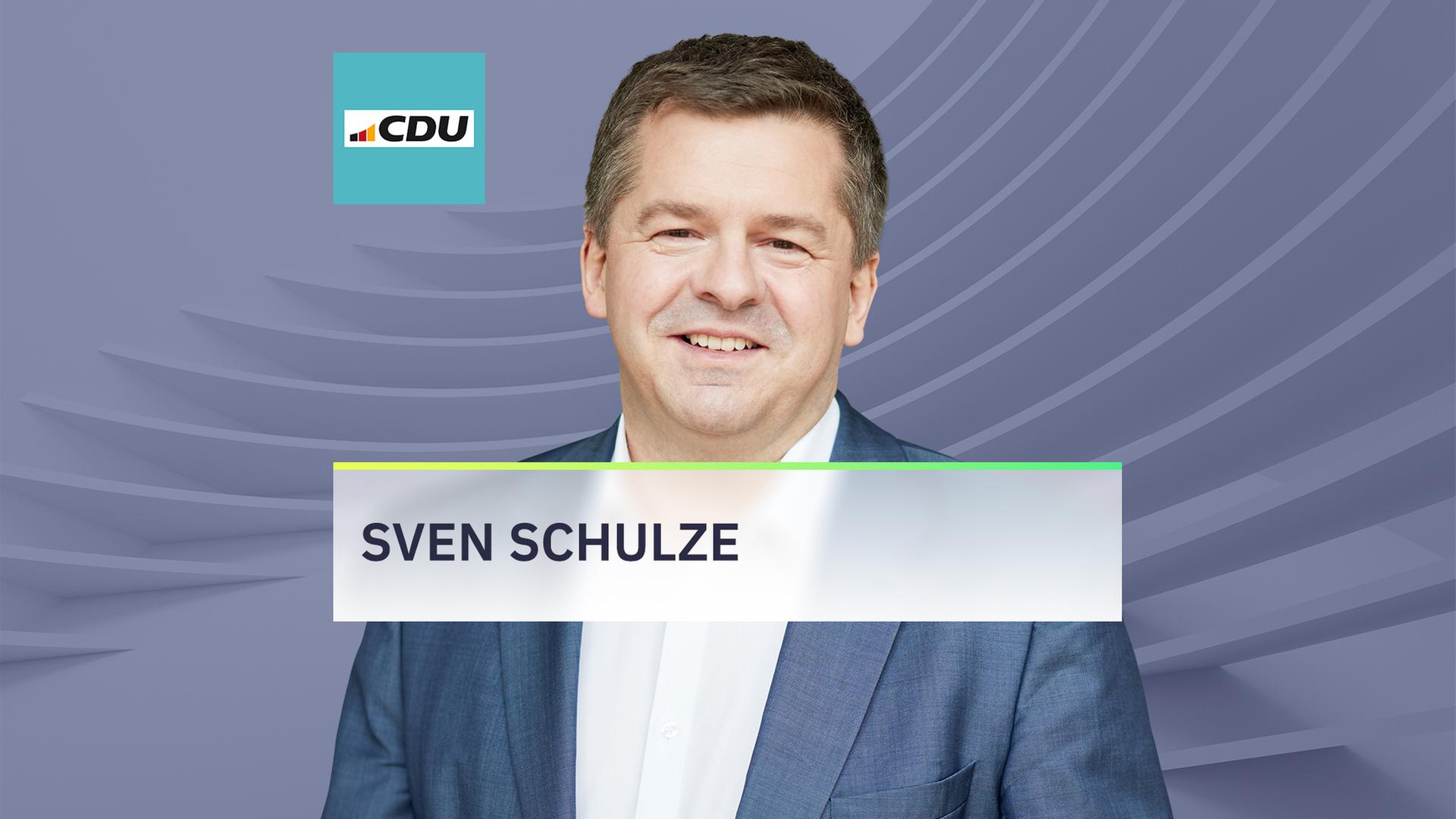 Porträtbild des Spitzenkandidaten für die CDU zur Landtagswahl in Sachsen-Anhalt, Sven Schulze. Darauf montiert sind eine Grafik mit der Aufschrift des Namen und das Logo der CDU. | Rayk Weber | MDR/Erik Johannsen