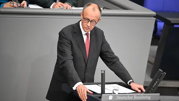 Generaldebatte im Bundestag: Merz schwört Bürger auf tiefgreifende Reformen  ein | mdr.de