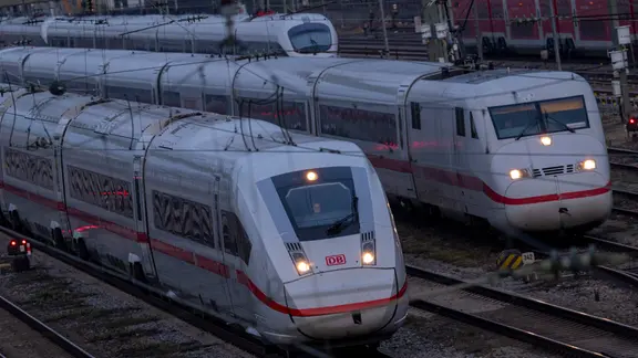 Drei ICEs fahren in den frühen Morgenstunden am Münchner Hauptbahnhof ein.
