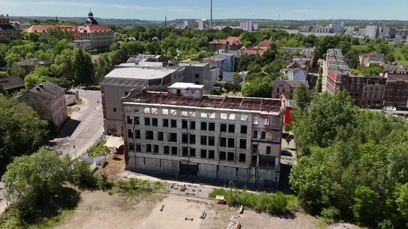 Ein verlassenes Verwaltungsgebäude von oben.