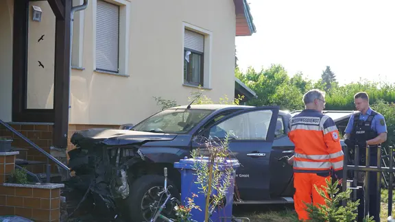 Ein Auto steht nach einem Unfall auf einem Grundstück in Weißwasser. 