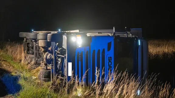 umgekippter Lkw Schlegel im Graben