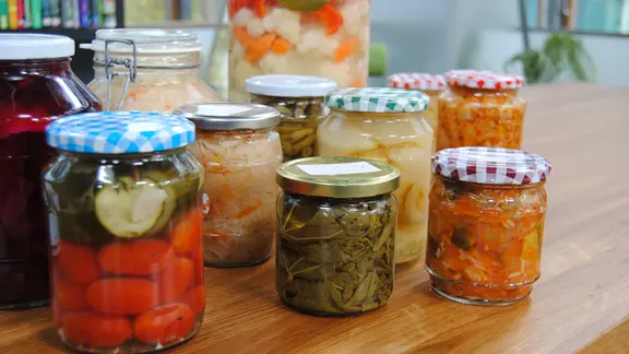 Die Ernte verarbeiten: Obst und Gemüse einwecken