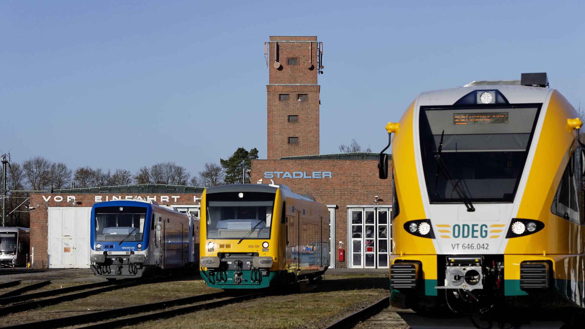 Drei Triebwagen stehen vor einer Halle |  IMAGO / Jürgen Heinrich