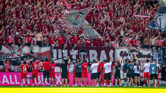 Rot Weiß Erfurt: Jubel nach dem Spiel mit den Fans