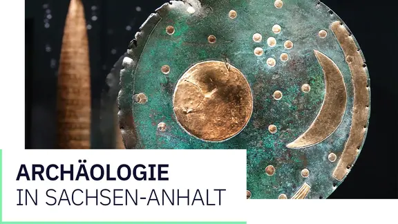 Die Himmelsscheibe von Nebra steht in einer Glasvitrine
