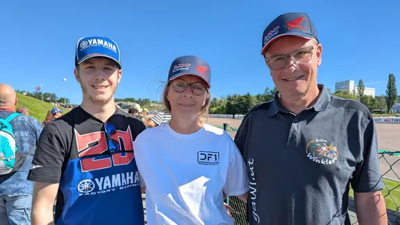 2 Frauen und 1 Mann mit Basecaps lachen in die Kamera