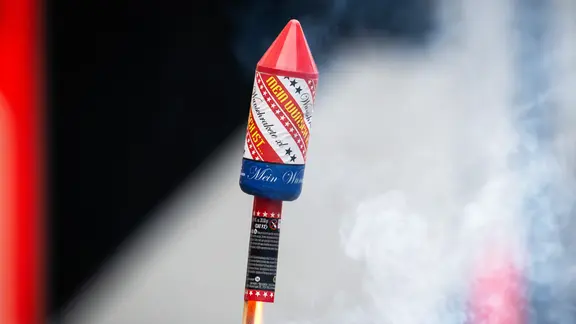 Eine gezündete Feuerwerksrakete