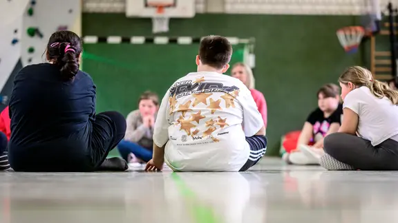 Übergewichtige Kinder machen Sport
