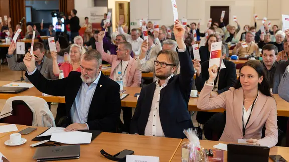 Mitglieder heben beim Landesparteitag des Bündnis Sahra Wagenknecht Thüringen im Kulturhaus «Glück auf» ihre Stimmkarte.