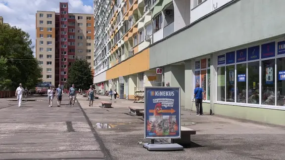 In der Plattenbau-Siedlung in Bratislava im Stadtteil Petržalka gibt es eine Vielzahl an Läden.