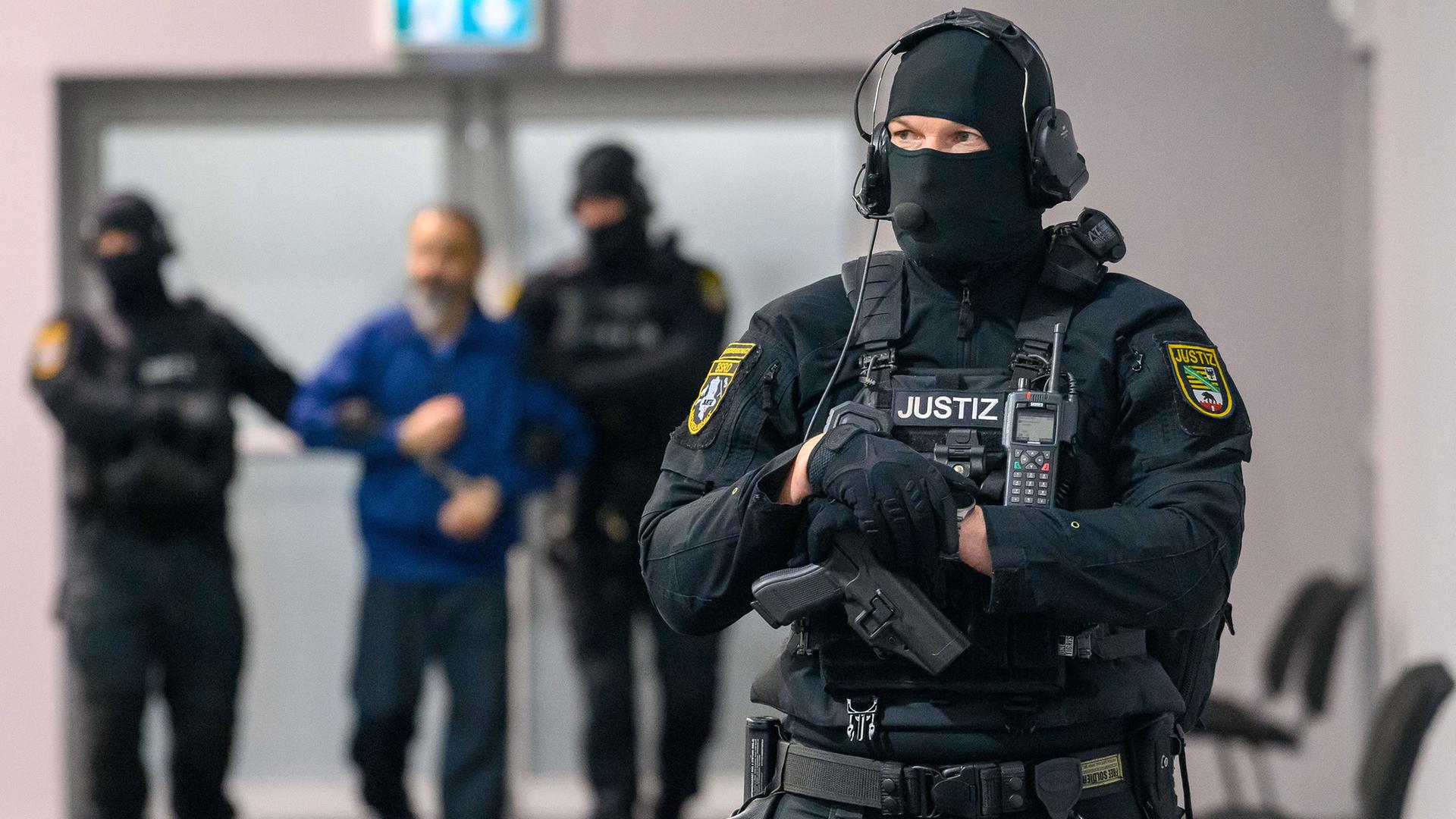 Justizbeamte fÃ¼hren den Angeklagten Taleb A. in den Gerichtssaal | picture alliance/dpa | Klaus-Dietmar Gabbert
