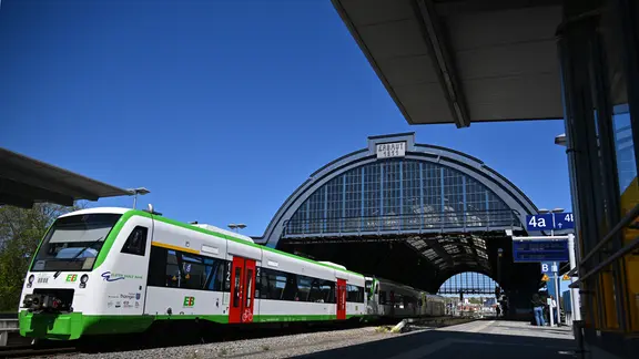 Eine Regionalbahn im Hauptbahnhof von Gera. 