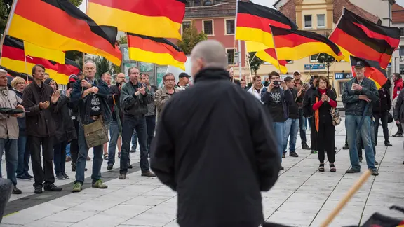 Krawalle in Connewitz: Steine fliegen auf Polizeiposten – 100 Menschen errichten Barrikaden