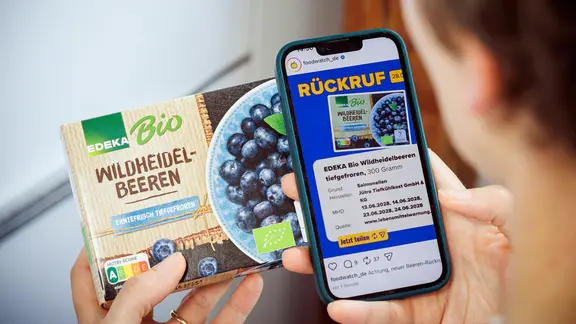 Symbolfoto zum Thema Rueckruf von Lebensmitteln. Auf dem Instagram-Kanal von foodwatch ist die Information zum Rueckruf von Lebensmitteln zu sehen. In diesem Fall tiefgekuehlte Wild-Heidelbeeren. 