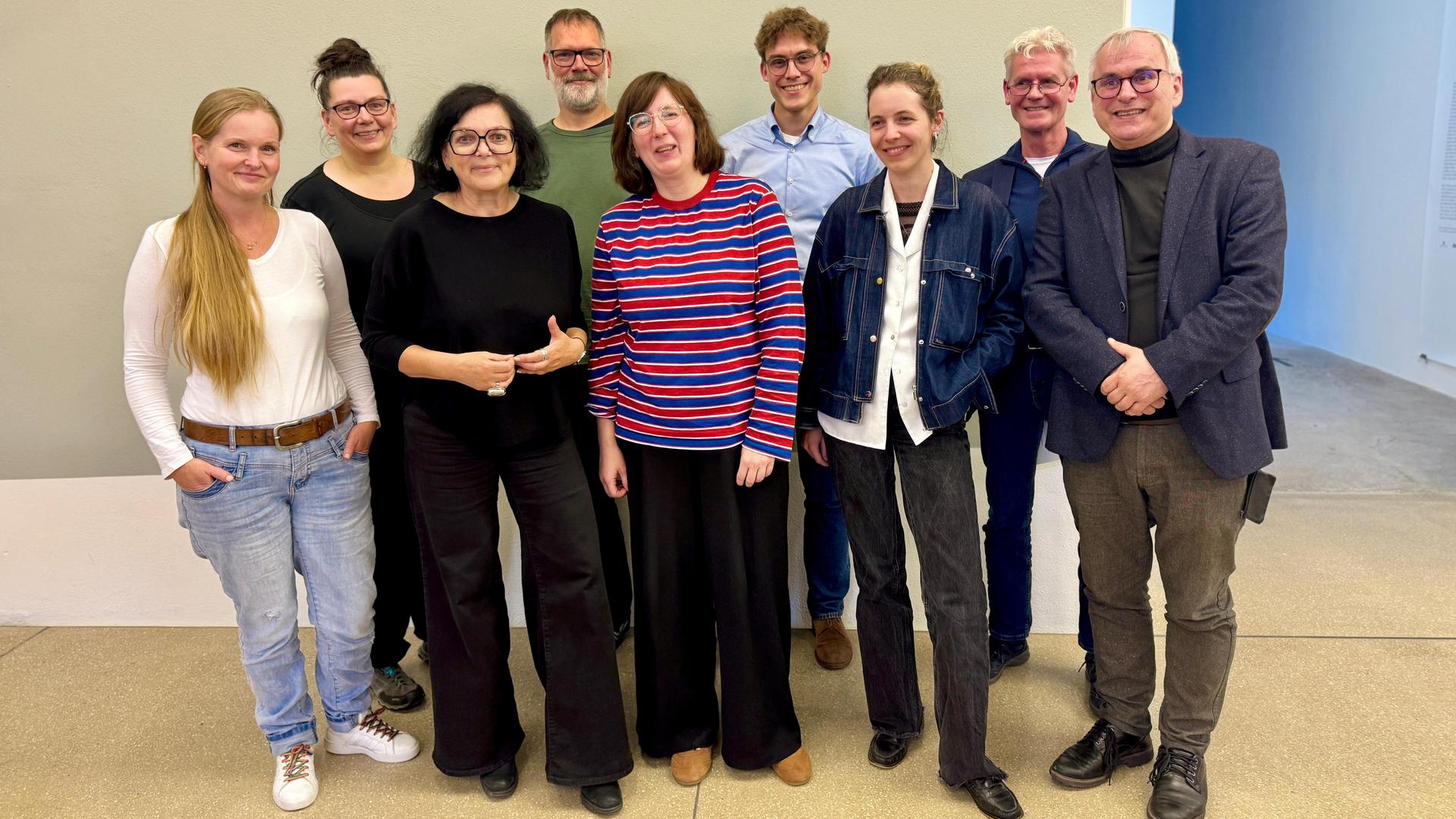 Der Vorstand des Vereins Kulturbündnis Sachsen-Anhalt: Franziska Hengstmann, Christiane Böhm, Annegret Laabs, Hajo Neumann, Sarah Thäger, Ilja Wehrenfennig, Leonie Fischer, Jan Hülsemann, Christoph Kayser, Neun Menschen stehen in einer Gruppe zusammen und schauen in die Kamera. | Georg Bandarau