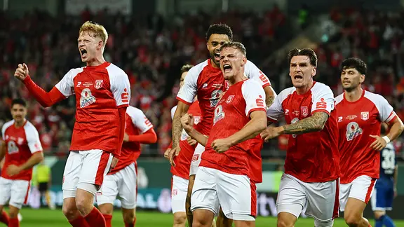Jubel beim Halleschen FC nach dem Führungstreffer im DFB-Pokal gegen Schalke 04
