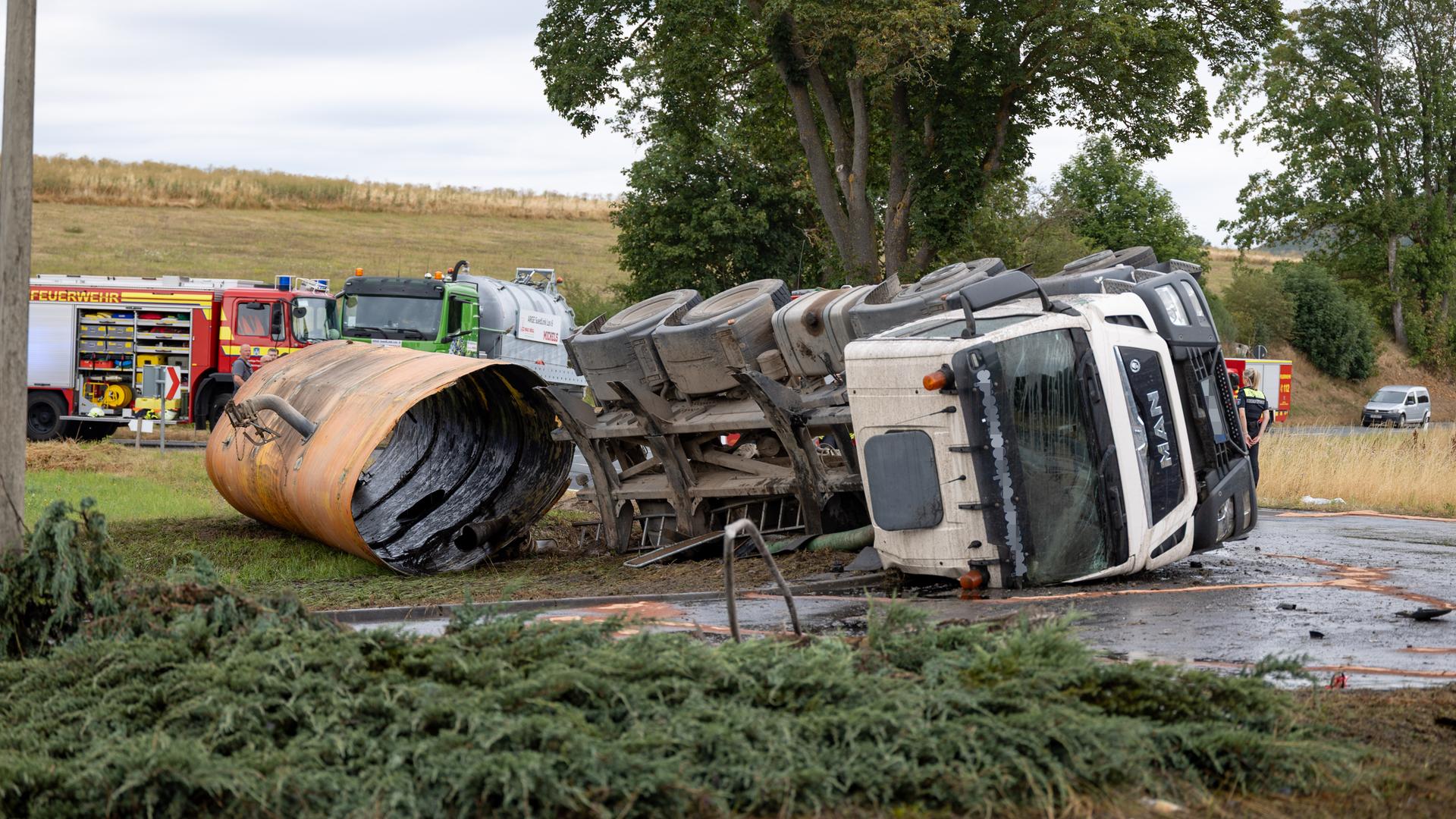Tank reißt nach Lkw-Unfall auf - Gülle überall verteilt