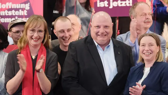 Eva van Angern (l-r, alle Linke), Hendrik Lange, Co-Landesvorsitzender Linke Sachsen-Anhalt