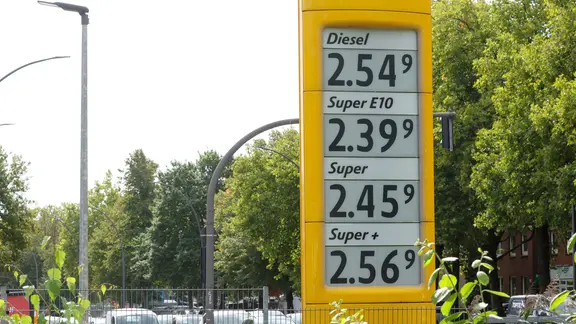 Auf einem Preisschild an einer Tankstelle werden die aktuellen Preise für Kraftstoffe angezeigt.