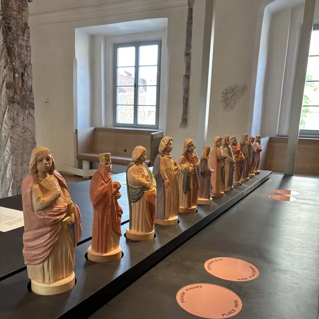 Stifterfiguren in der Ausstellung zum Dom