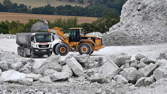 In einem Tagebau des Bergwerkunternehmens CASEA wird am 21.07.2016 bei Ellrich (Thüringen) Gips abgebaut.