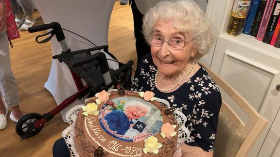 Erika Schirmer, die Komponistin von "Kleine weiße Friedenstaube", an ihrem 100. Geburtstag in einem Seniorenheim in Ilfeld im Kreis Nordhausen.