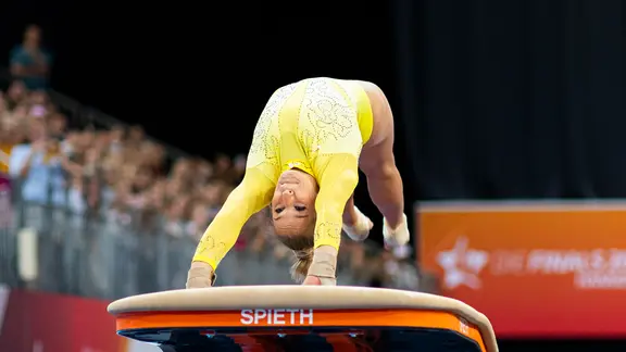 Karina Schönmaier beim Sprung